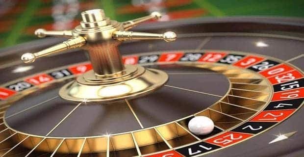 Pengguna mengakses layanan dukungan live chat melalui smartphone dengan nyaman di mana saja